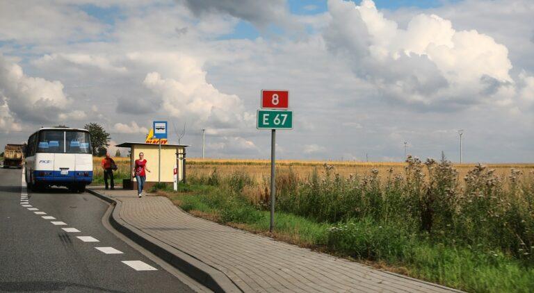 Na zdjęciu autobus PKS zatrzymujący się na drodze z Wrocławia do Warszawy.