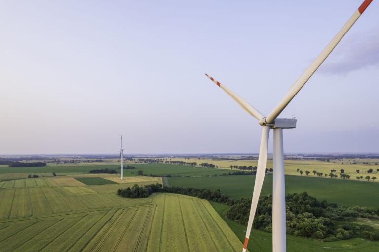 Na zdjęciu turbina wiatrowa na wysokości piasty