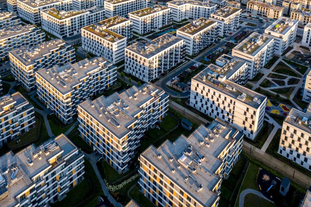 Na zdjęciu widok z lotu ptaka na nowe osiedle mieszkalne w Krakowie
