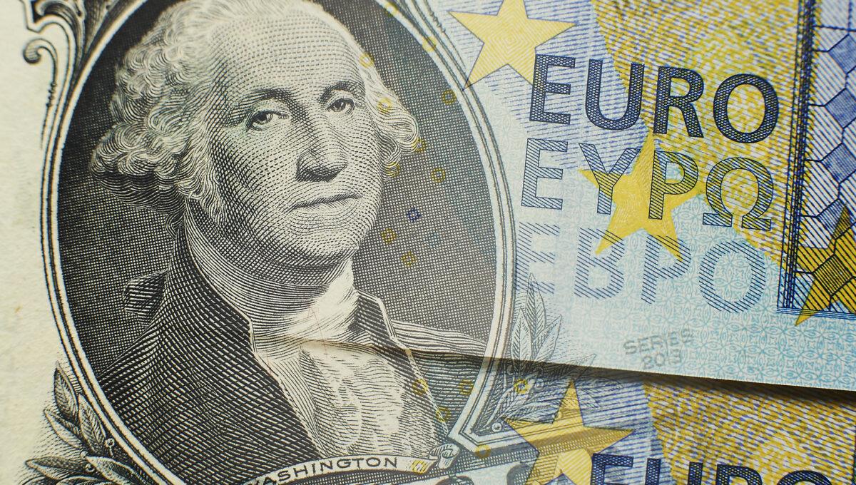 Na zdjęciu banknoty euro i dolar