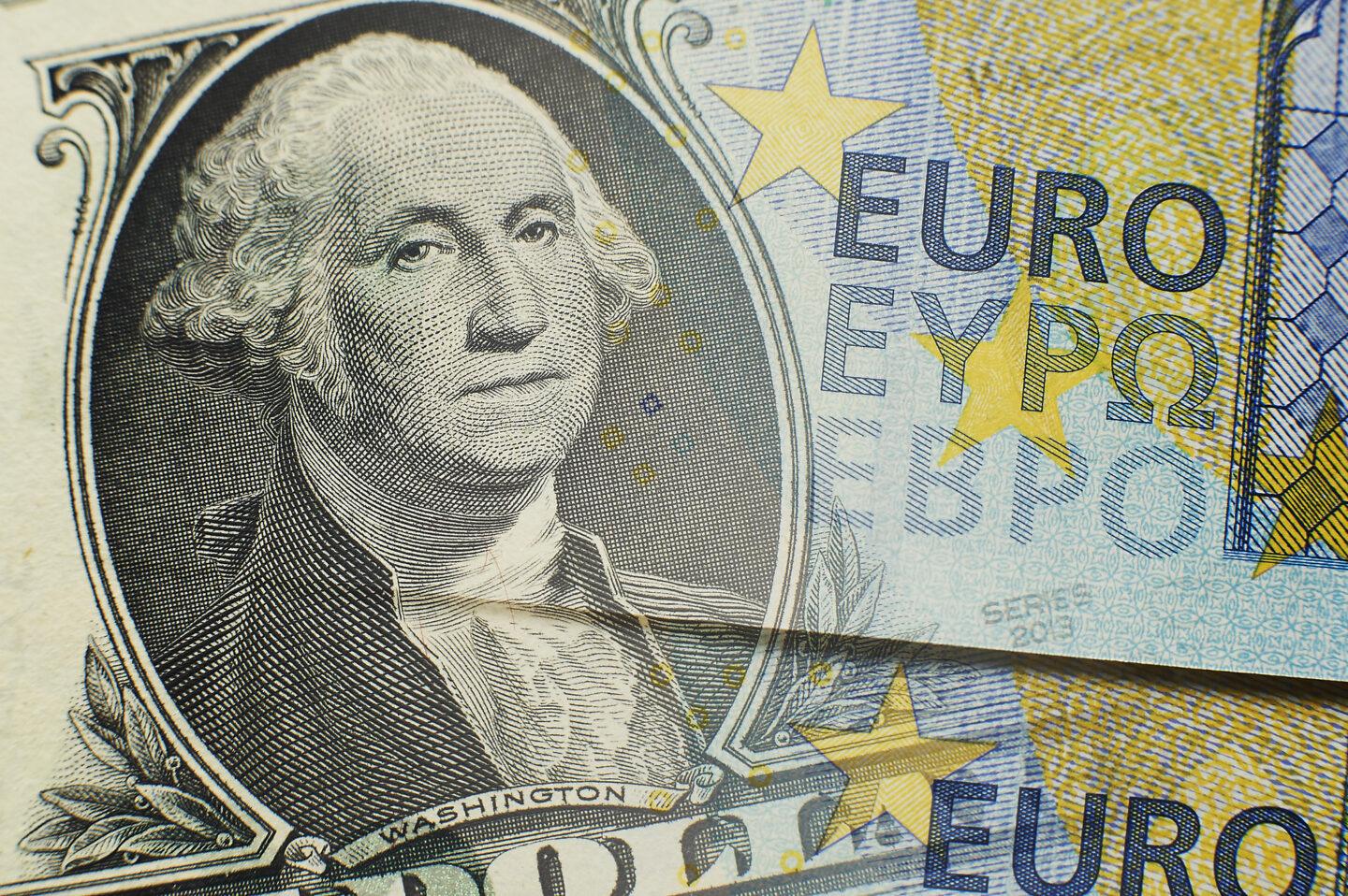 Na zdjęciu banknoty euro i dolar