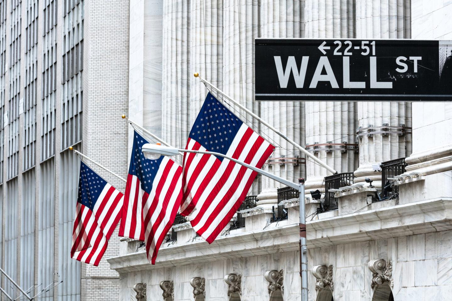 Budynek giełdy na Wall street z amerykańskimi flagami