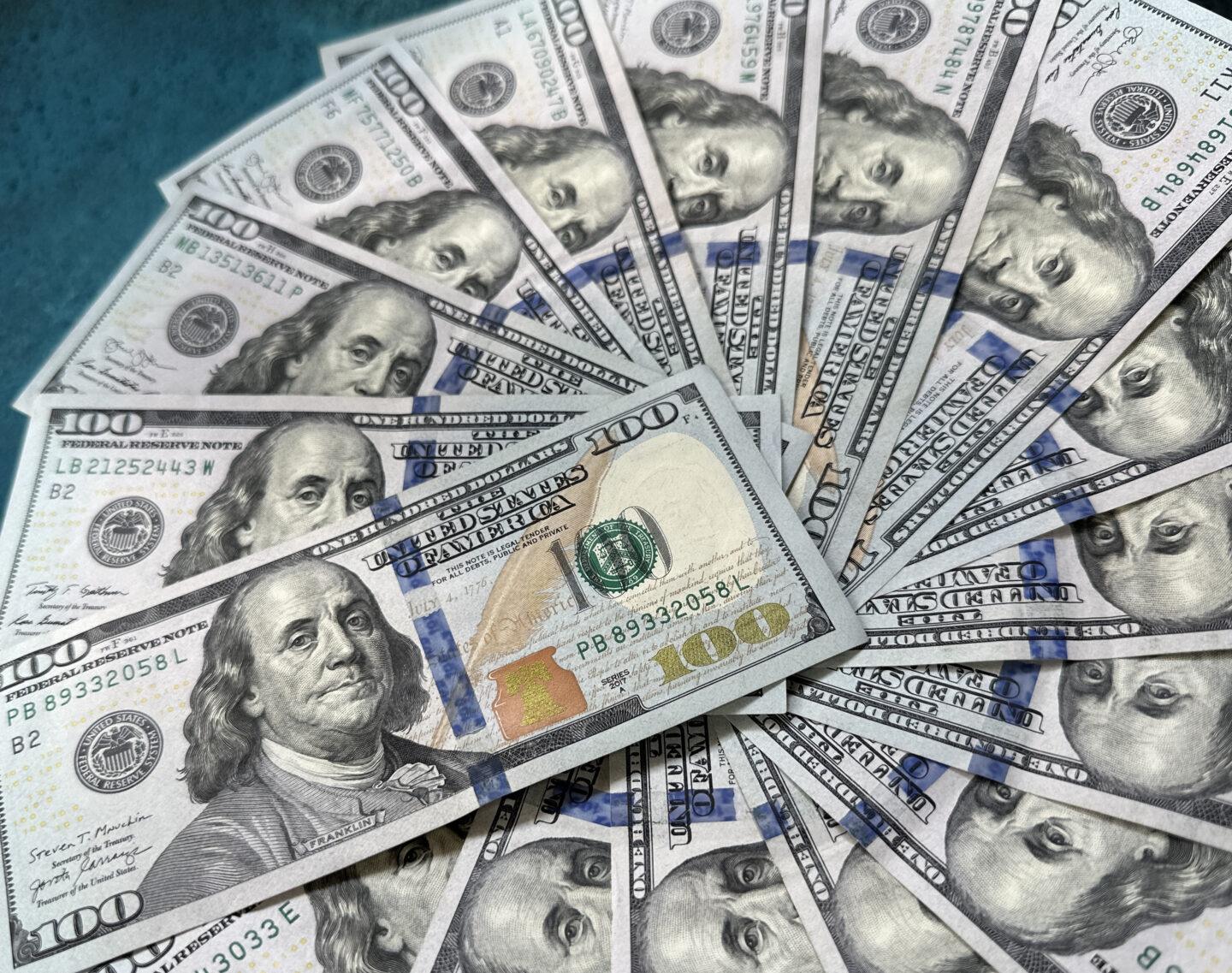 Na zdjęciu banknoty 100-dolarowe