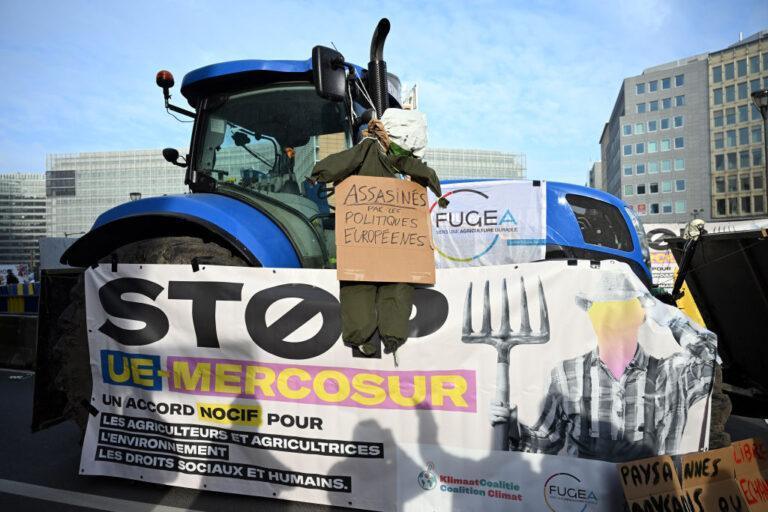 Na zdjęciu protest francuskich rolników przeciwko porozumieniu z Mercosurem