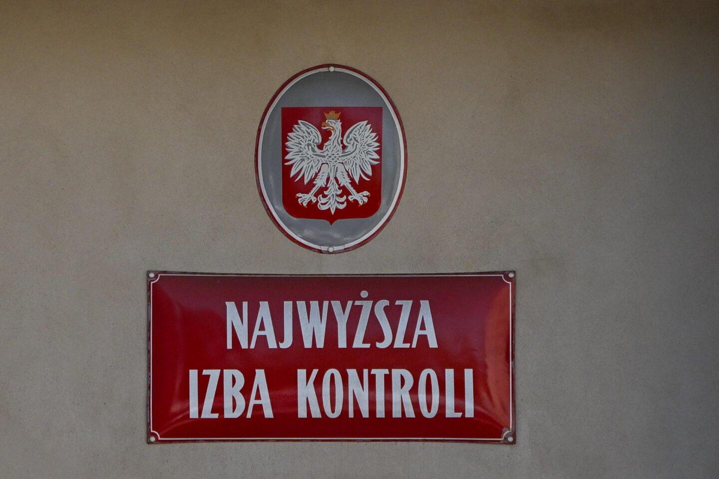 Na zdjęciu tablica wisząca przy wejściu do siedziby Najwyższej Izby Kontroli (NIK)