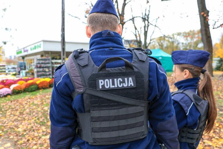 Policjant oraz policjantka w mundurach