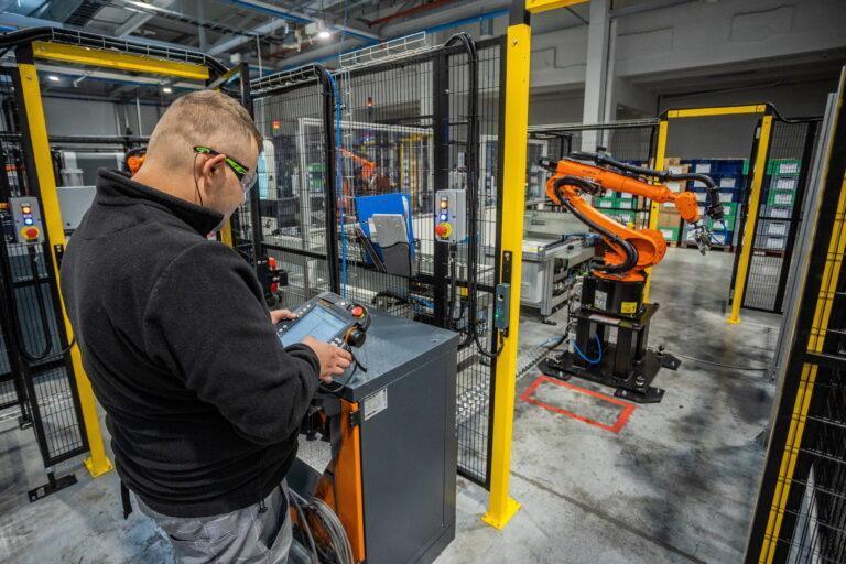 Pracownik w zakładzie produkcyjnym