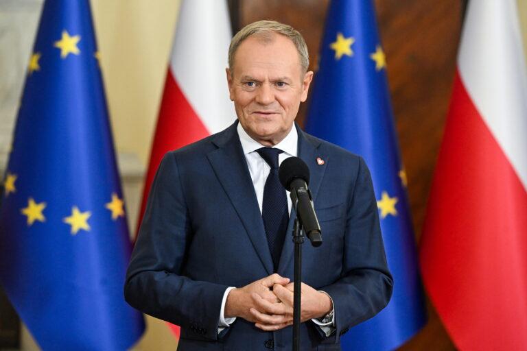 Na zdjęciu Donald Tusk na tle flagi polskiej i unijnej