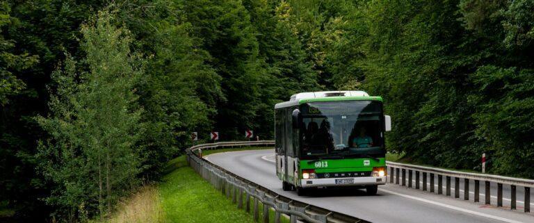 Na zdjęciu autobus PKS Gdynia na gminnej drodze