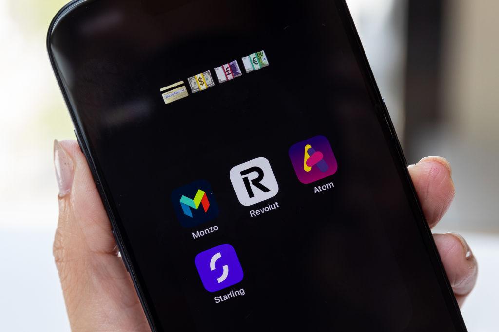 Na zdjęciu logo Revolut na telefonie