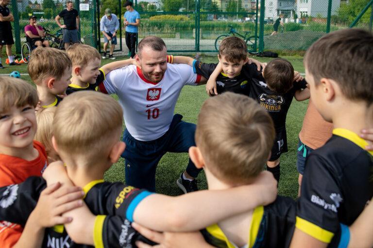 Łukasz Dawidziuk, prezes i twórca Kuchni Vikinga, na boisku wraz z drużyną młodych piłkarzy