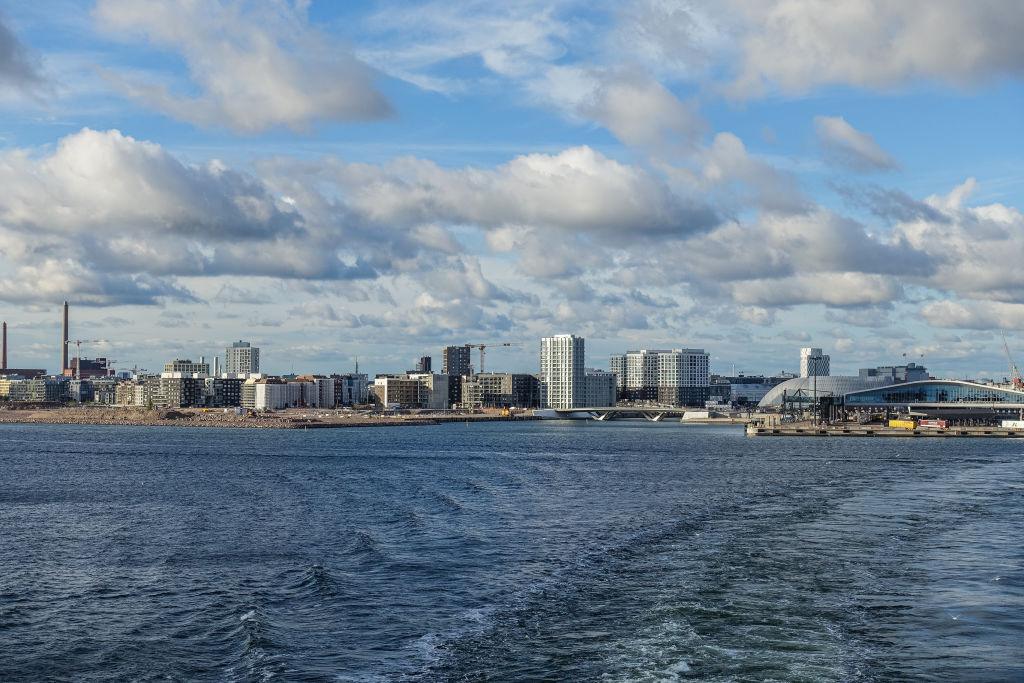 Widok ze statku na port w Helsinkach