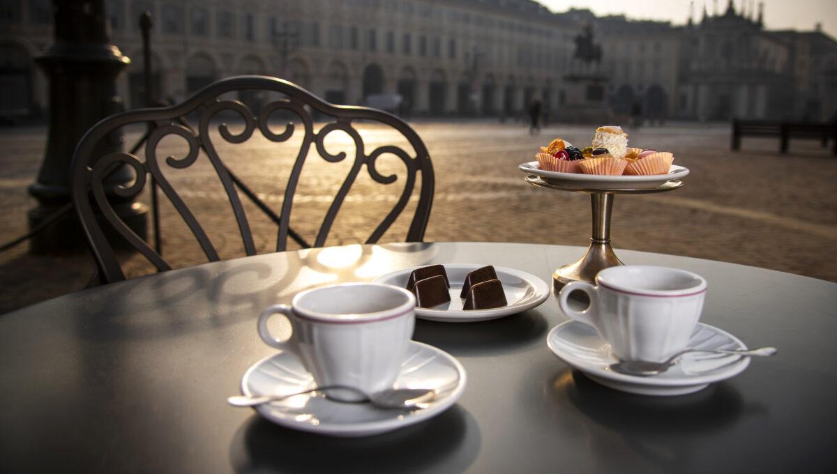 Zdjęcie kawy i kakaowego ciasta.