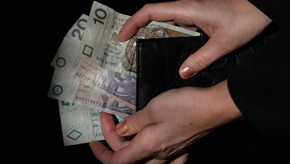 Banknoty dziesięcio-, dwudziesto- i pięćdziesięciozłotowe w portfelu