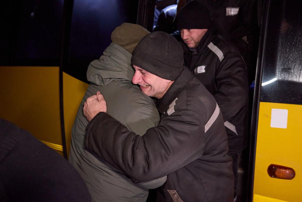 Na zdjęciu dwóch mężczyzn cieszy się z uwolnienia