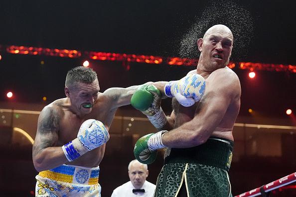 Na zdjęciu pięściarze Ołeksandr Usyk (z lewej) i Tyson Fury