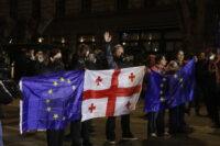 Na zdjęciu demonstranci sprzeciwiający się rezygnacji Gruzji z dążenia do członkostwa w UE