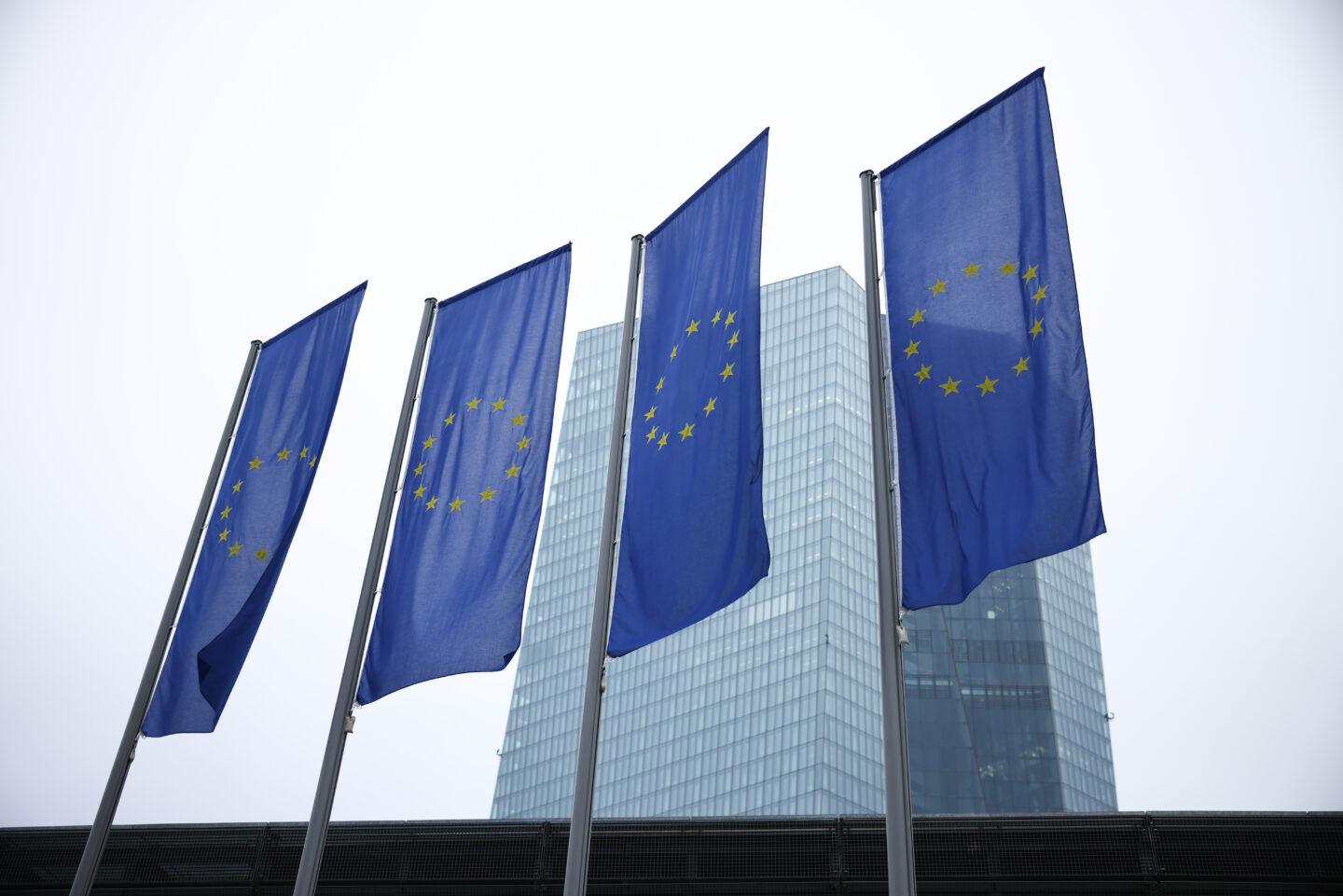 Flagi Unii Europejskiej przed budynkiem EBC
