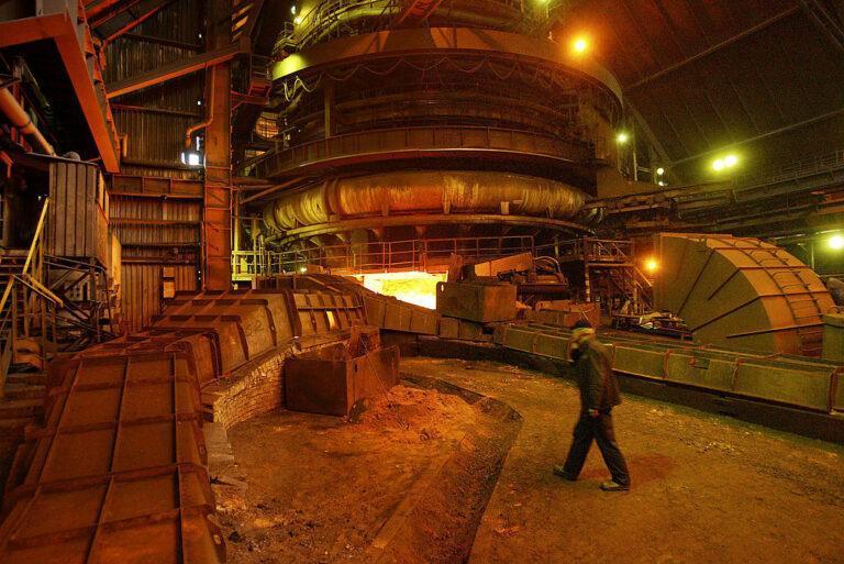 Zdjęcie przedstawia hutę stali