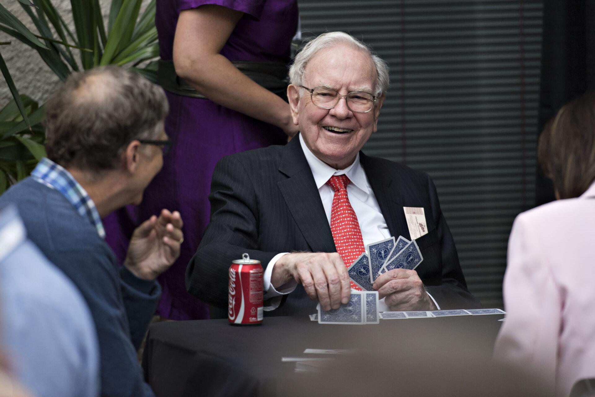 Na zdjęciu Warren Buffet (z kartami w ręku), po lewej Bill Gates