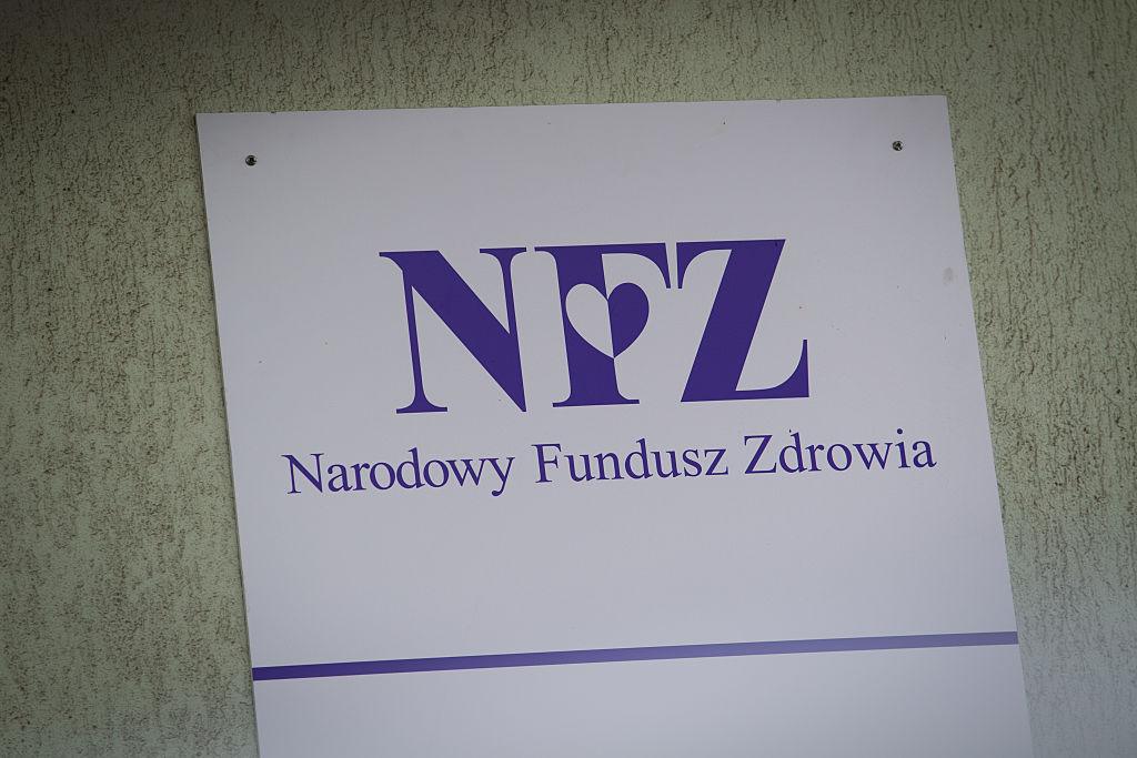 Zdjęcie przedstawia tabliczkę z logo NFZ