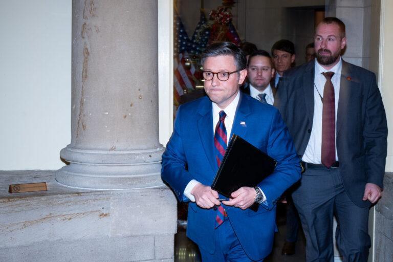 Na zdjęciu po głosowaniu speaker Izby Reprezentantów USA Mike Johnson