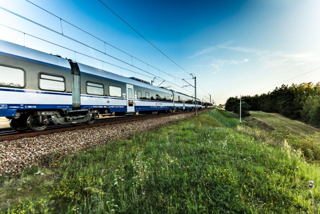 Renesans polskiej kolei. Czy pociągi mają szanse konkurować z transportem indywidualnym?