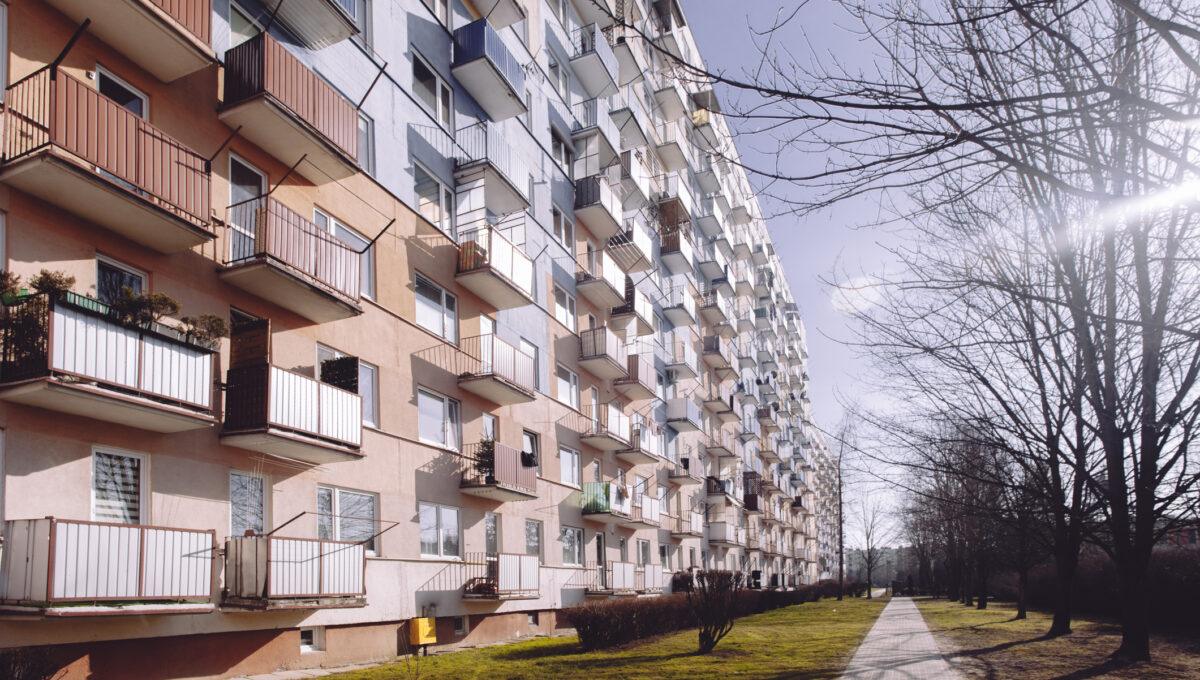 Zdjęcie przedstawia osiedle mieszkaniowe w Polsce