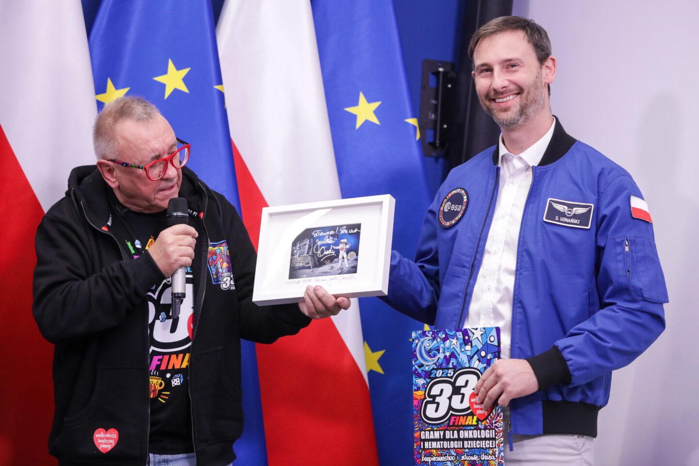 Pierwszy polski astronauta Sławosz Uznański-Wisniewski (z prawej) i szef Wielkiej Orkiestry Świątecznej Pomocy Jerzy Owsiak (fot. Tomasz Gzel).