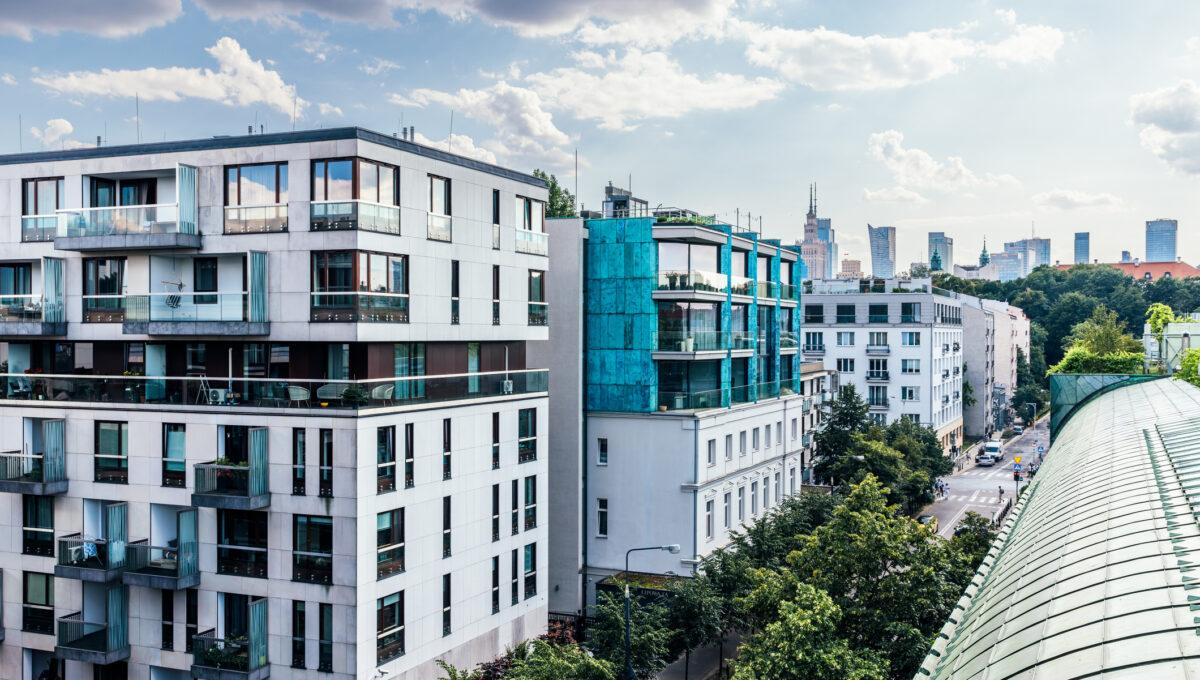 Zdjęcie przedstawia osiedle mieszkaniowe w Warszawie