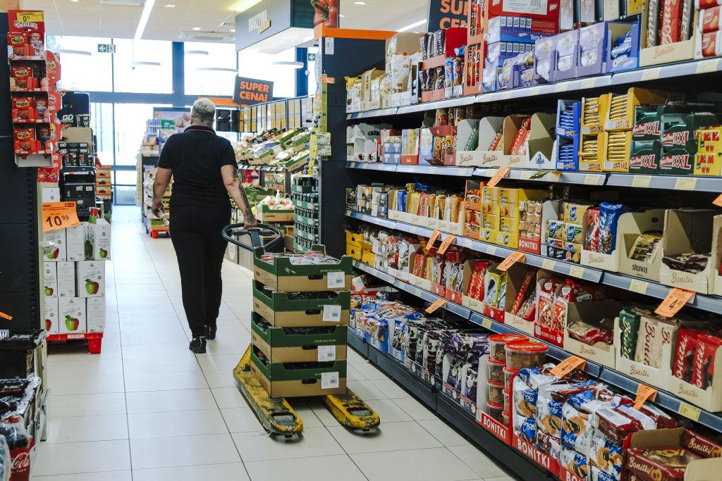 Zdjęcie przedstawia wnętrze sklepu Biedronka