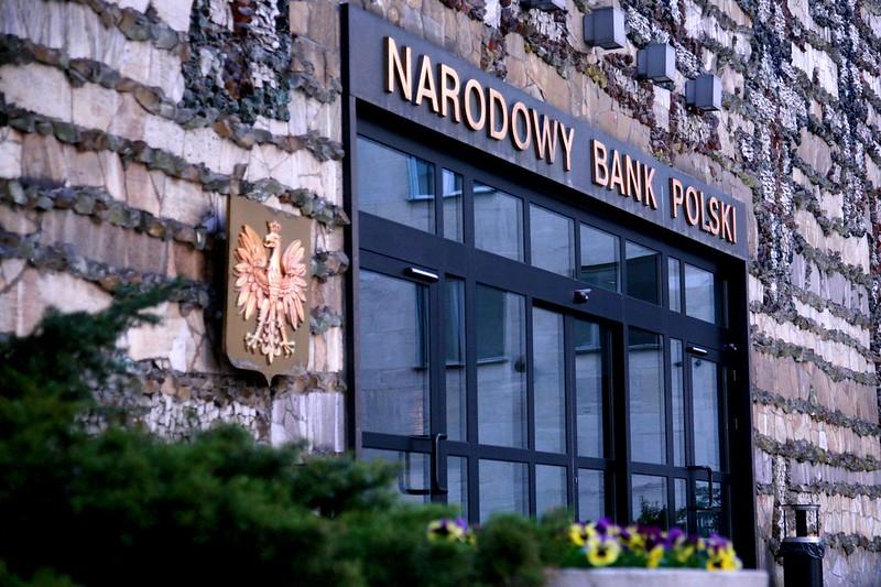 Na zdjęciu wejście do budynku NBP przy ulicy Świętokrzyskiej w Warszawie