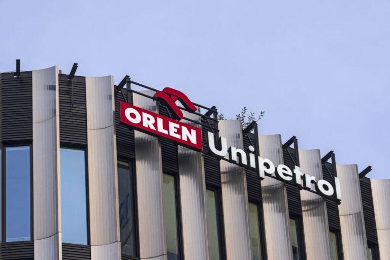 Logo Orlen Unipetrol na budynku w Pradze