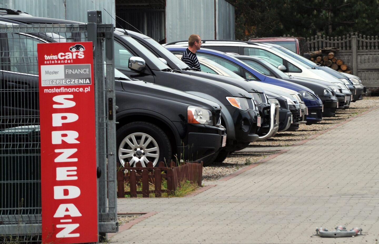 Zdjęcie przedstawia używane samochody w auto-komisie