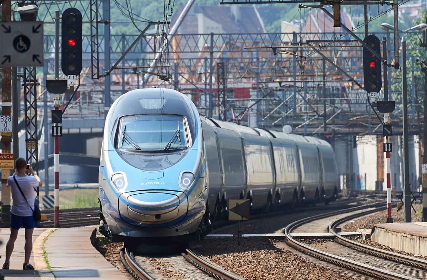 Na zdjęciu Pendolino na torach od frontu