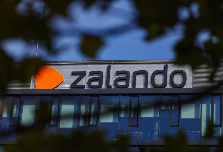 Na zdjęciu logo Zalando na dachu nowoczesnego biurowca