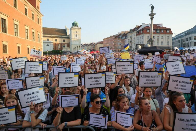 Ukraińcy na placu Zamkowym w Warszawie