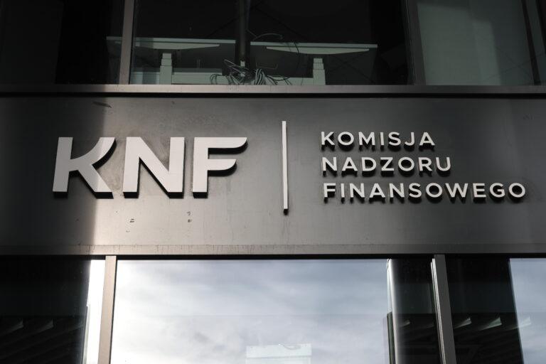 Na zdjęciu logo Komisji Nadzoru Finansowego na jej siedzibie