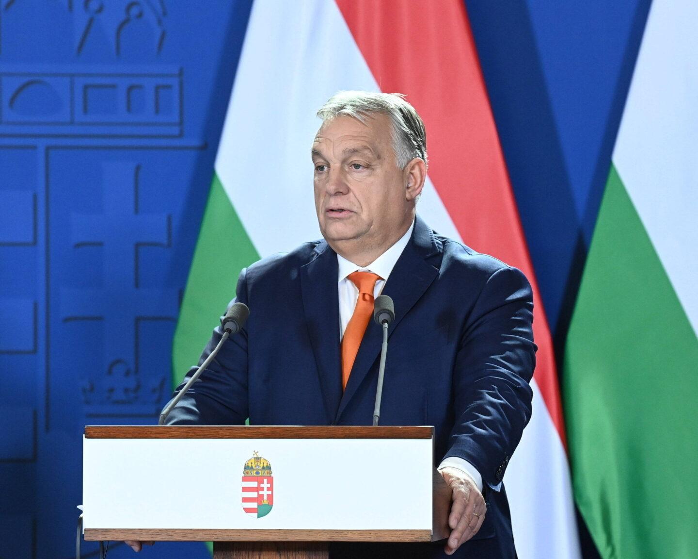 Na zdjęciu Viktor Orban przy mównicy