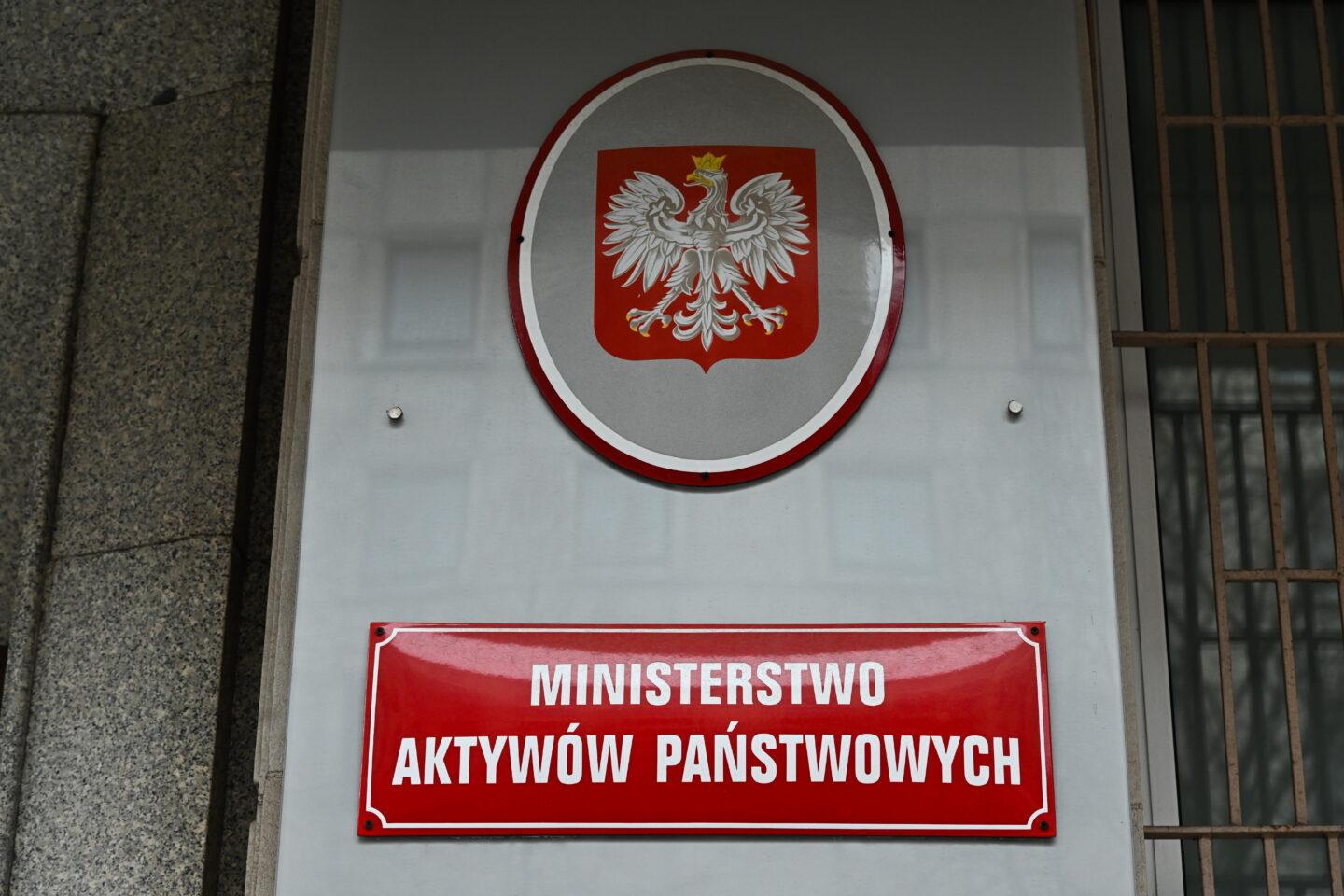 Zdjęcie przedstawia wejście do siedziby Ministerstwa Aktywów Państwowych