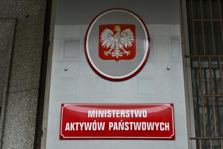 Zdjęcie przedstawia wejście do siedziby Ministerstwa Aktywów Państwowych