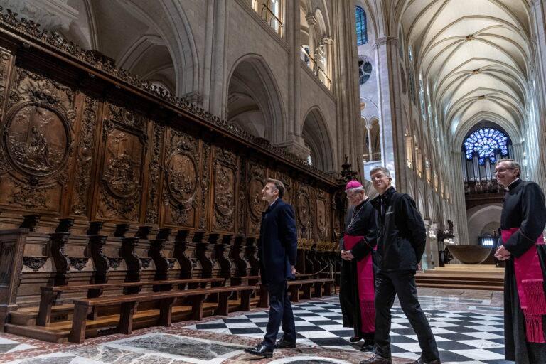 Na zdjęciu Macron i duchowni wewnątrz Notre Dame