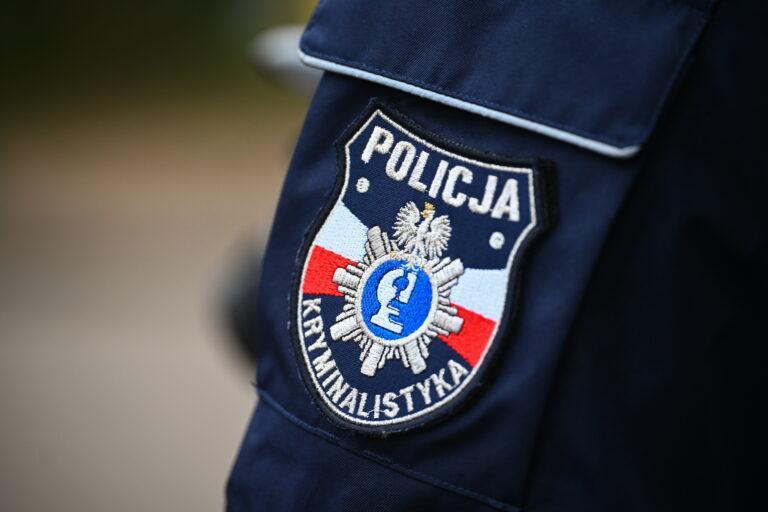 Na zdjęciu odznaka policyjna na ramieniu