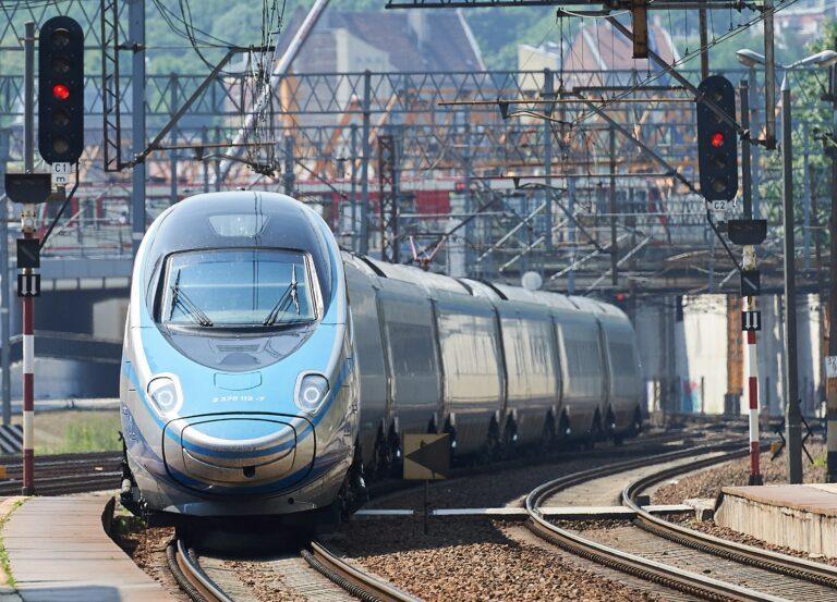 Na zdjęciu Pendolino na torach od frontu