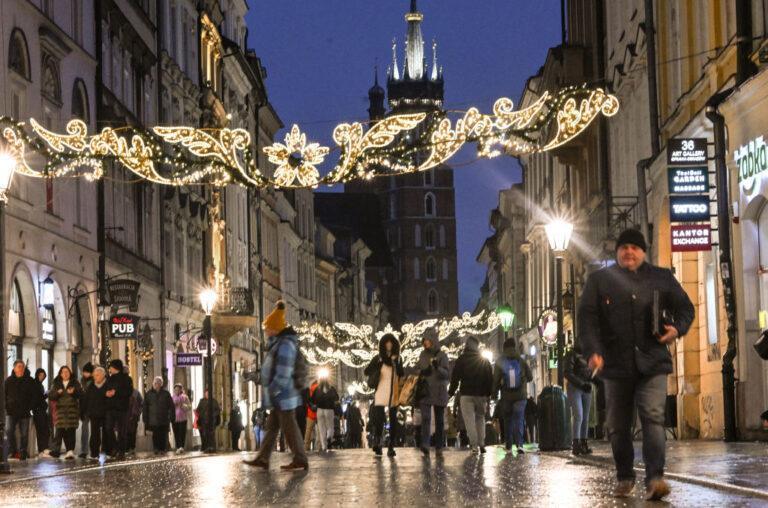 Na zdjęciu dekoracja świąteczna w centrum Krakowa, fot. Artur Widak/NurPhoto via Getty Images