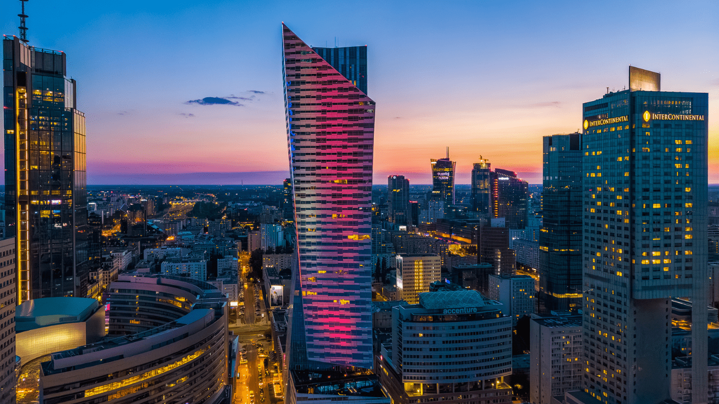 Zdjęcie przedstawia biurowce w centrum Warszawy