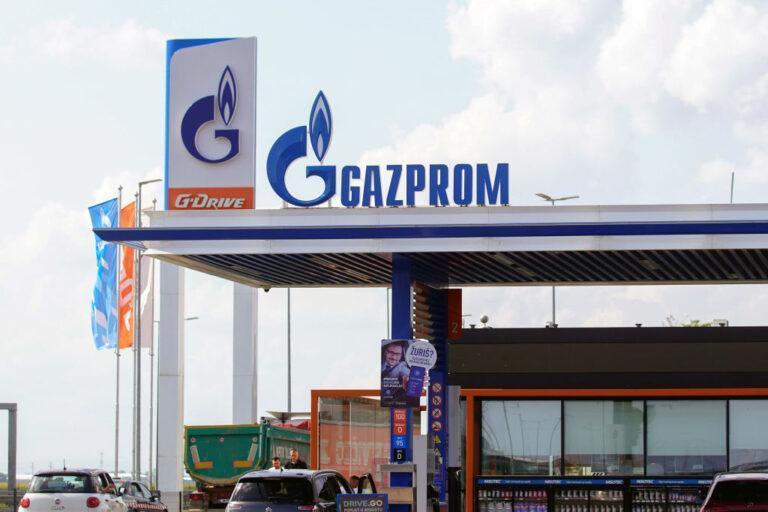 Na zdjęciu logo Gazpromu na stacji NIS w serbskim Nowym Sadzie, sierpień 2022 r.