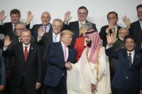 Na pierwszym planie: od prawej: prezydent Turcji Recep Erdogan, prezydent USA Donald Trump, książę Arabii Saudyjskiej Mohammed bin Salaman, były premier Japonii Shinzo Abe