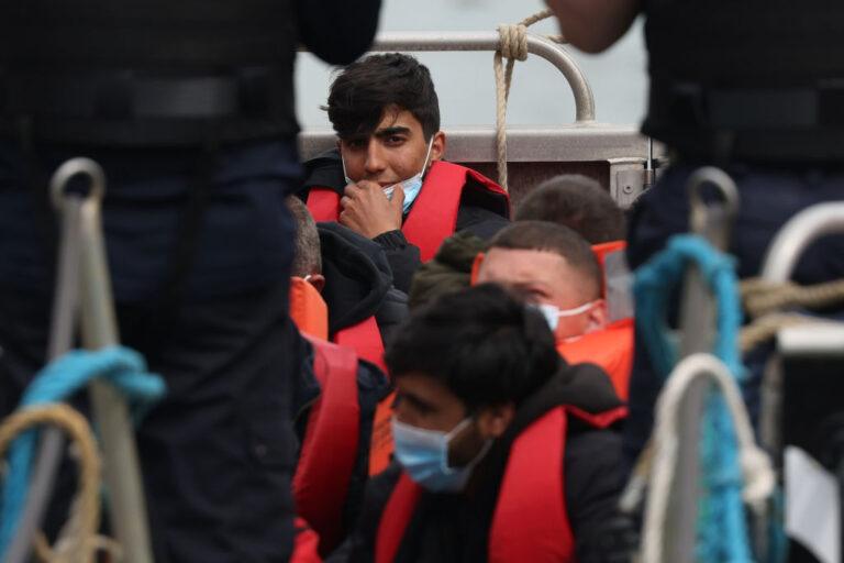 Na zdjęciu migranci na łodzi w Dover