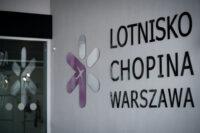 Na zdjęciu logo Lotniska Chopina w Warszawie